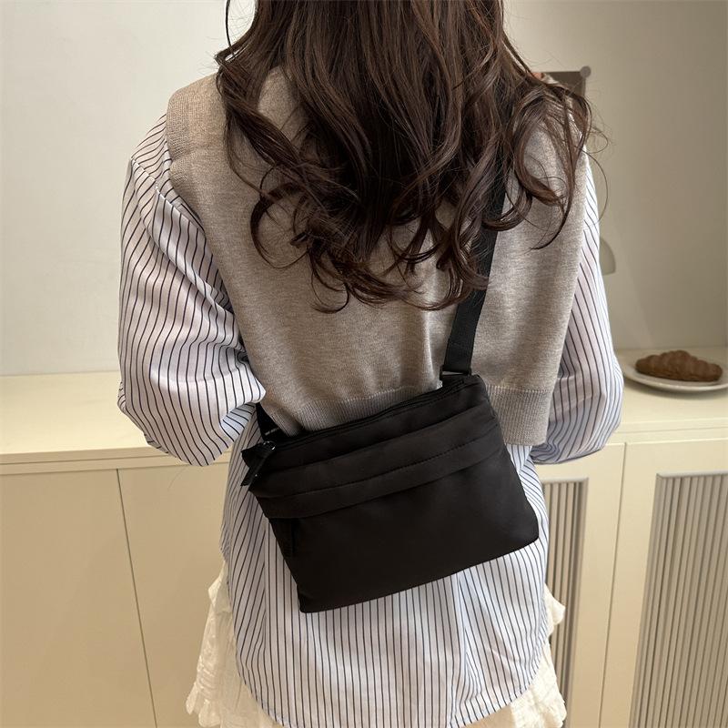 Lightweight Casual Messenger Bag Personalized Sports Mobile Phone Bag Women's Japanese Versatile Anti-splashing Small Square Bag Simple Shoulder Bag