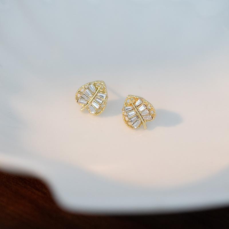 Fashion French Court Style Super Flash Diamond Leaf Stud Earrings Temperament Light Luxury High-End Earrings Women