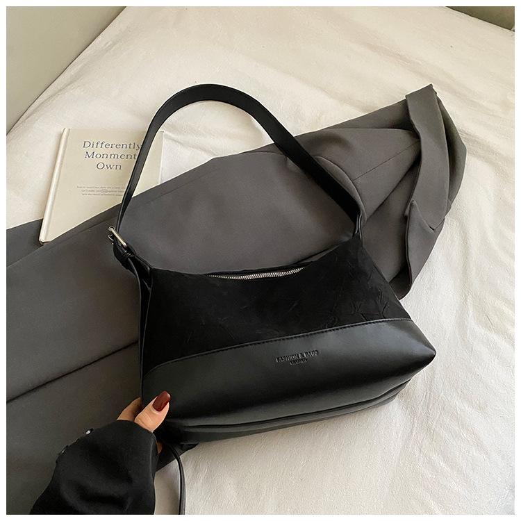 

Large capacity dumpling bag women s winter new simple shoulder messenger bag student class commute small square bag