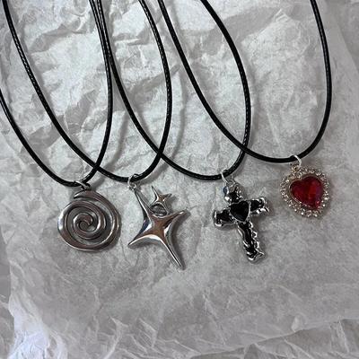 Colliers simples avec pendentif en forme de cœur et de croix en métal, couleur argent, en cuir PU noir, chaîne ras du cou pour femmes et dames