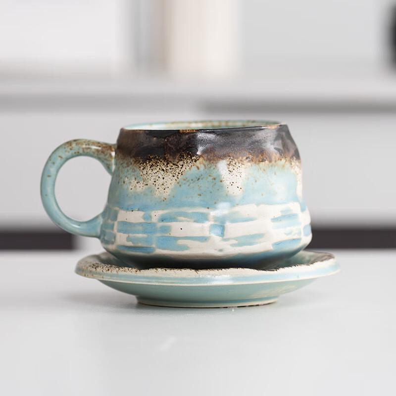 Набор керамических кофейных чашек и блюдец в ретро-глазури