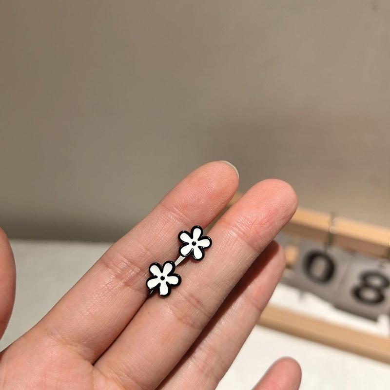 Black Flower Design Stud Earrings Women Spectacular Jewelry for Moments of Elegance OneSize