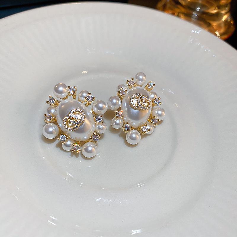 French pearl oval shell earrings white flower high-end stud earrings fashion temperament light luxury earrings women