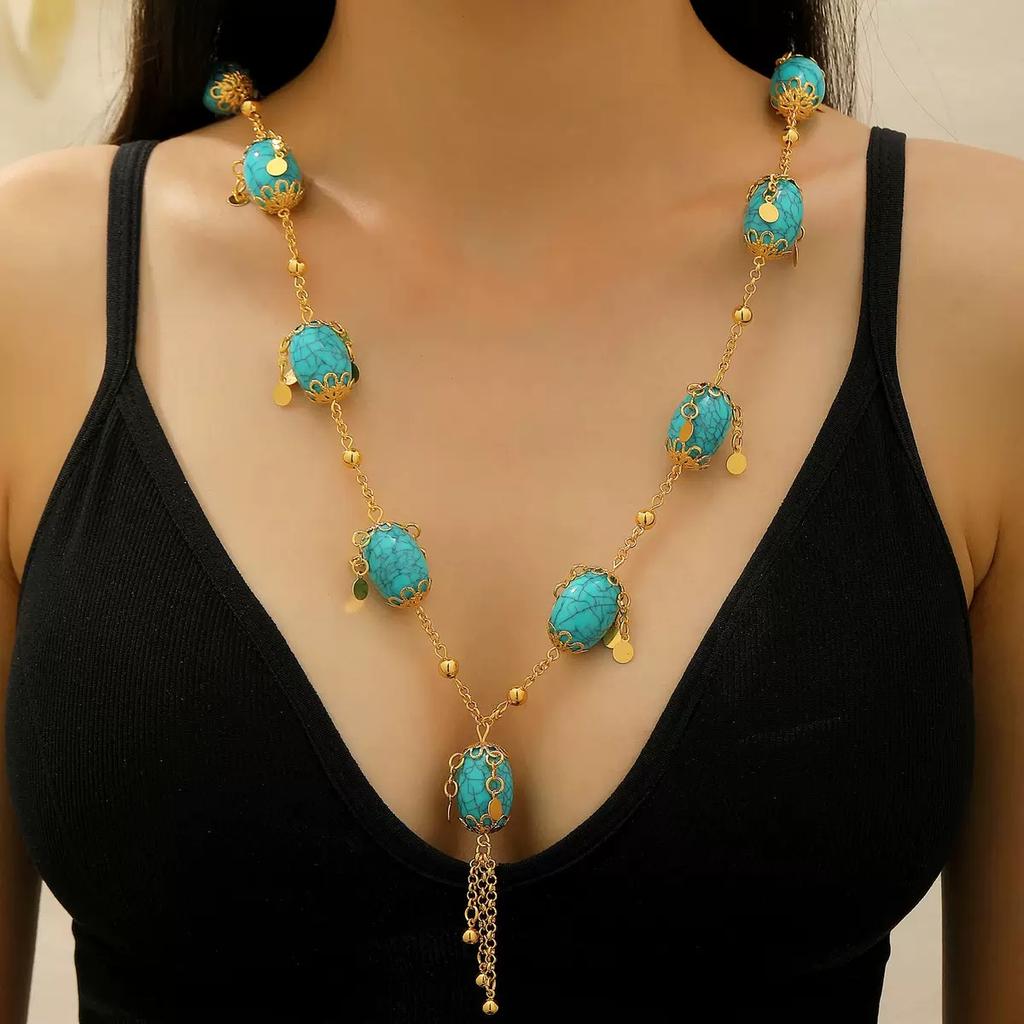 Un llamativo colgante de cadena redonda azul, Un collar largo de alta gama y una cadena para suéter de estilo retro de corte.