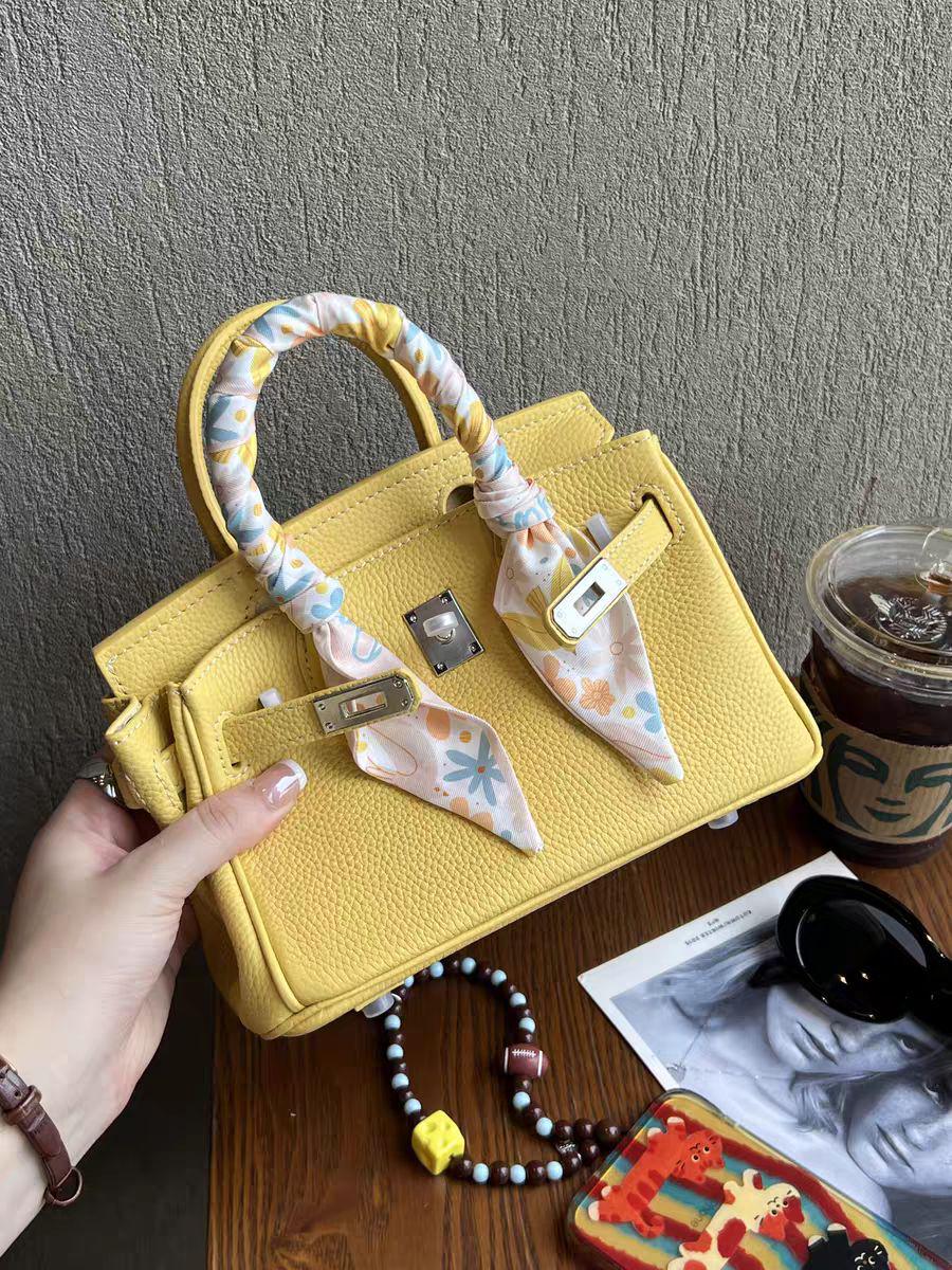 

Litchi Grain Platinum Leather Handbag with Silver Buckle: Women s Large-Capacity Kelly Shoulder Bag, 2025 Trendy Fashion