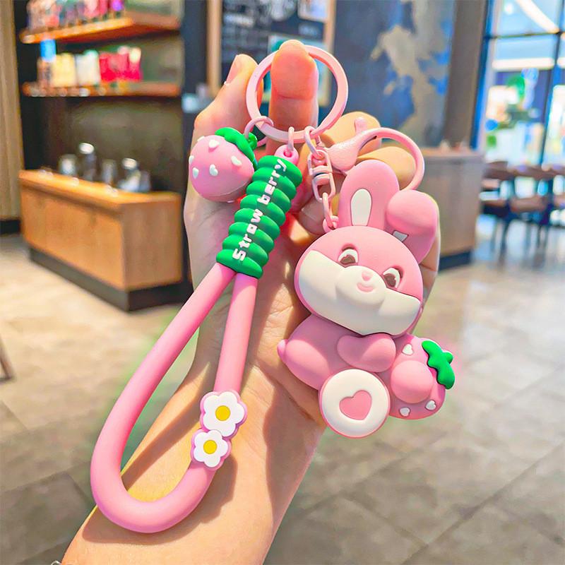 

Причудливый мультяшный брелок-кролик с клубникой для сумок и автомобильных аксессуаров StrawberryPink