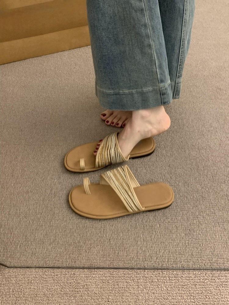

Retro flat-bottomed versatile set of toe cool slippers for women s summer wear 2025 new casual word with beach Roman sandals 40