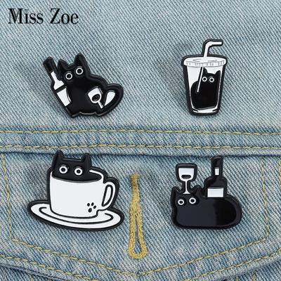Schwarze Katze Kaffee Emaille Anstecknadeln Individuelle Katze Rotwein Milchtee Broschen Reversabzeichen Kleidung Tier Schmuck Geschenk für Kinder Freunde