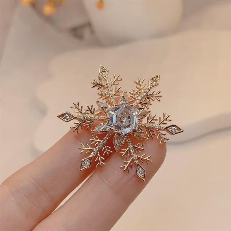 Rotating Snowflake Brooch: Elegant Unisex High-End Sweater Pin, Fashionable Niche Accessory.