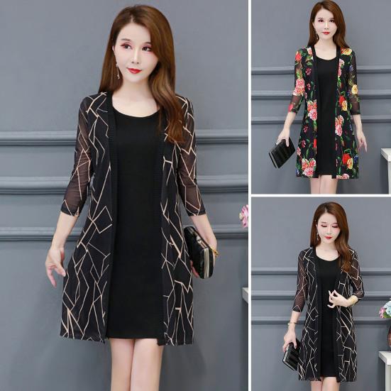 

Солнцезащитный крем, легкий стильный купальник средней длины с цветочным принтом, тонкий кружевной шаль-бикини, накидка, купальник