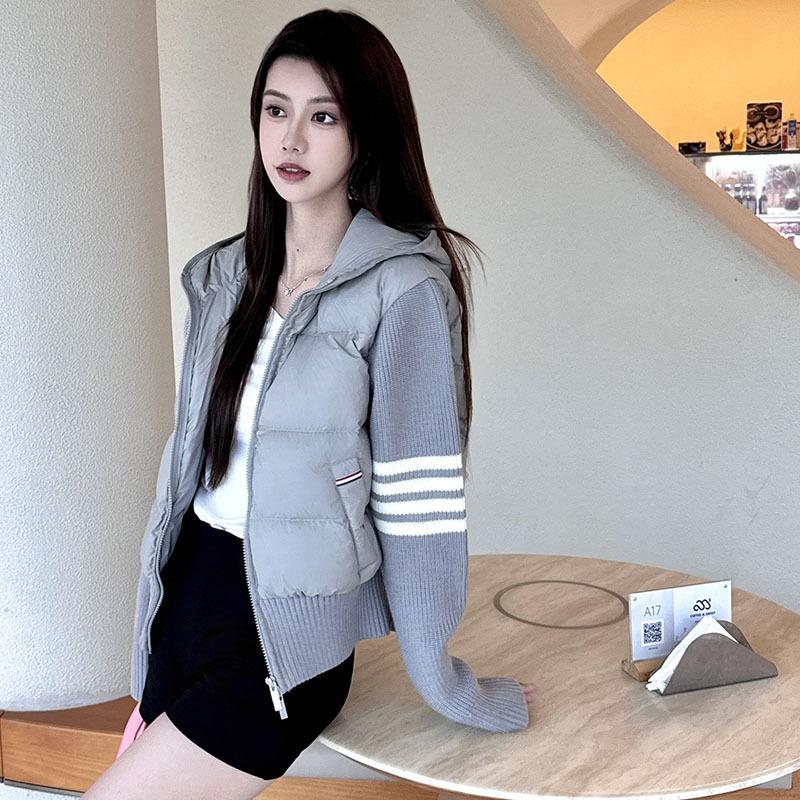 Herbst und Winter neue kleine Kapuzen-Vier-Riegel-Daunenjacke Damen 2025 Koreanische Version Strickärmel Splicing Yoga-Kleidung Trend