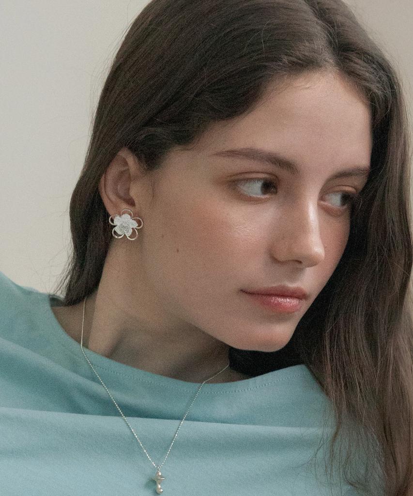 Merrymotive Double Flower Knit Earring (Silver)