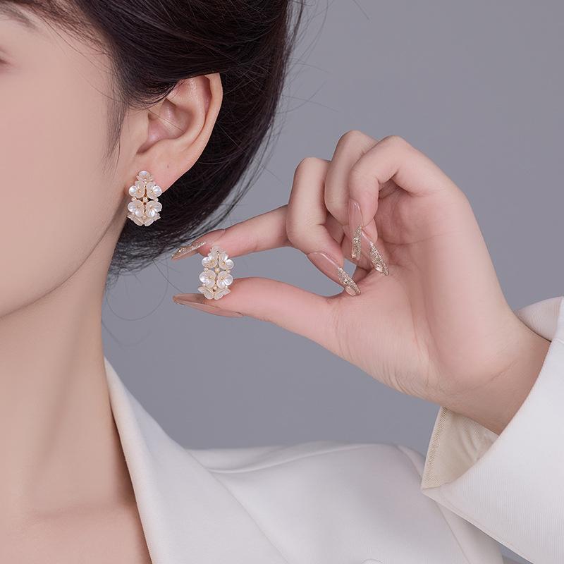 Light luxury elegant temperament flower earrings high-end flower basket copper gold-plated pearl earrings