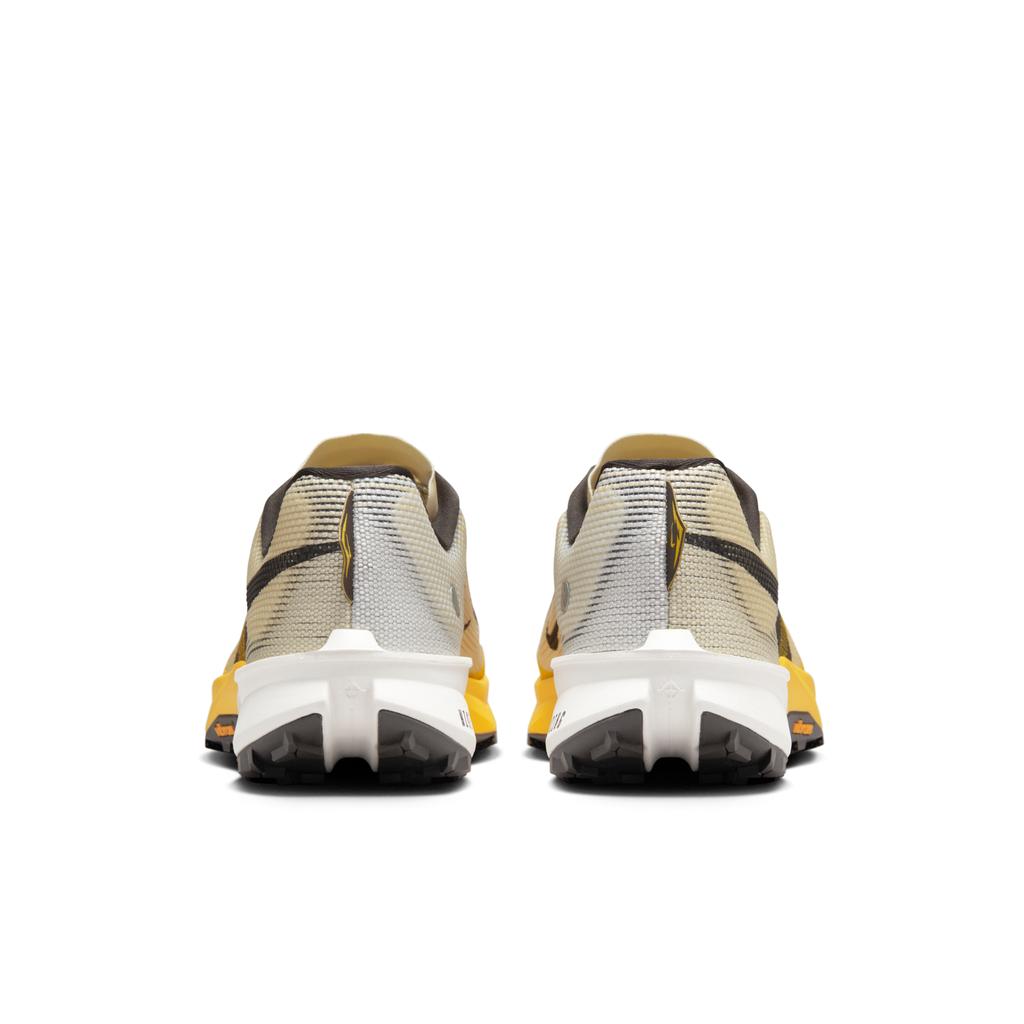 Nike Kiger 10 Lightning Medium Ash Herren Sneaker Gelb Alabaster Saturn-Gold FV3929-700