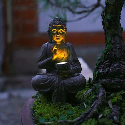 Statue de Bouddha Solaire Résine Sculpture de Bouddha Méditant avec Lumière Lotus Décor de Jardin Zen Figurine de Bouddha Éclairée pour Patio Cour Maison Porche Avant