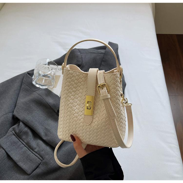 Large Capacity Woven Bucket Bag 2025 New Fashion Messenger Bag Retro Versatile Portable Shoulder Bag Tide