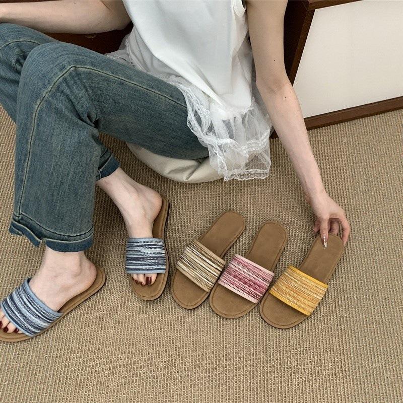 Flat-bottomed retro niche one-word cool slippers women's shoes outer wear 2025 summer casual versatile soft-soled beach sandals
