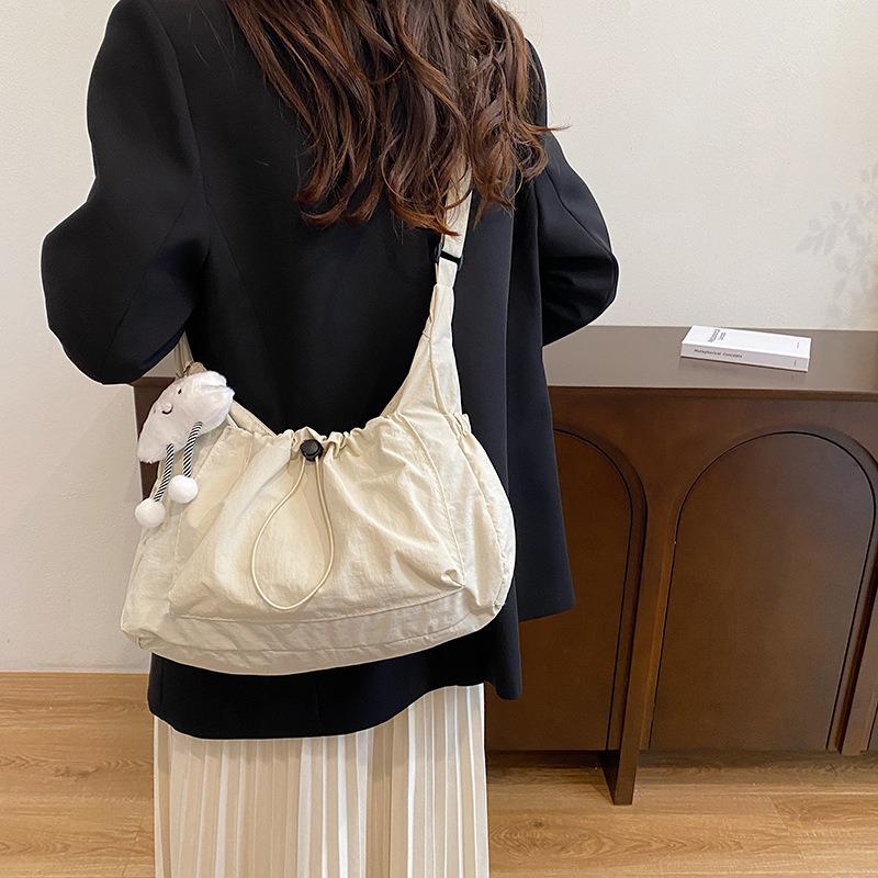 Fashion drawstring messenger bag women's new versatile pleated shoulder bag large-capacity student sports and leisure bag