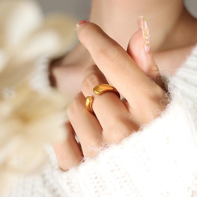 Minimalist Personalized Geometric Titanium Steel Ring, Non-Fading, Fashionable, 18K Gold-Plated, Versatile for Mix-and-Match.