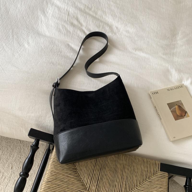 

Матовая ретро сумка-ведро с комбинированной отделкой женская 2025 новая корейская суперхит вместительная наплечная сумка для поездок на работу сумка-мессенджер чёрный