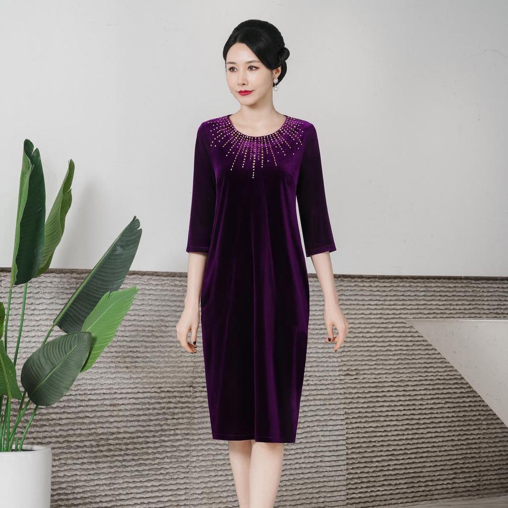 Qipao de terciopelo: Elegante vestido de otoño para un look juvenil y sofisticado.