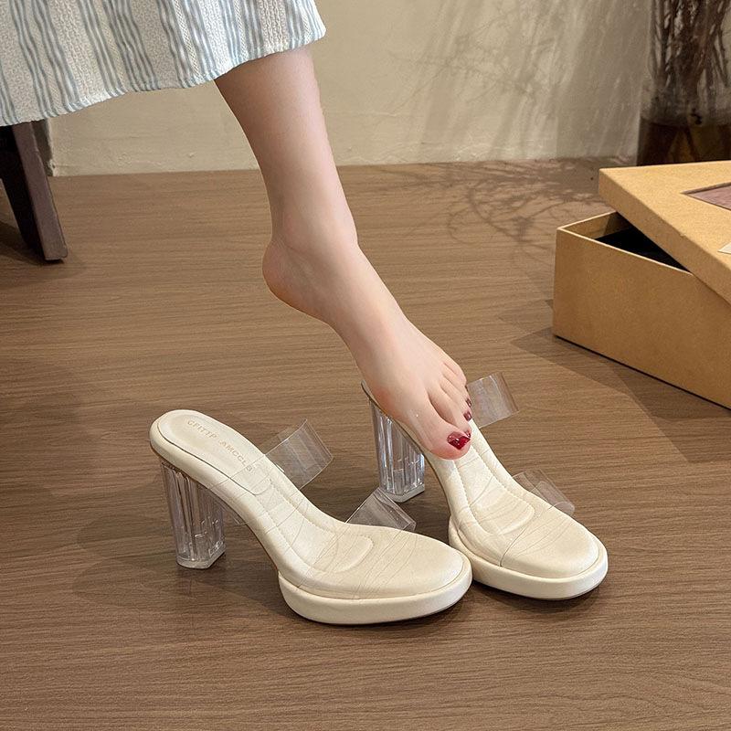 Auf Scheiße treten, Gefühl dicksohlig, wasserdicht, Tisch transparent, Wort mit hochhackigen Sandalen, Frauen tragen Kristallabsatz, dickabsatzige coole Hausschuhe in