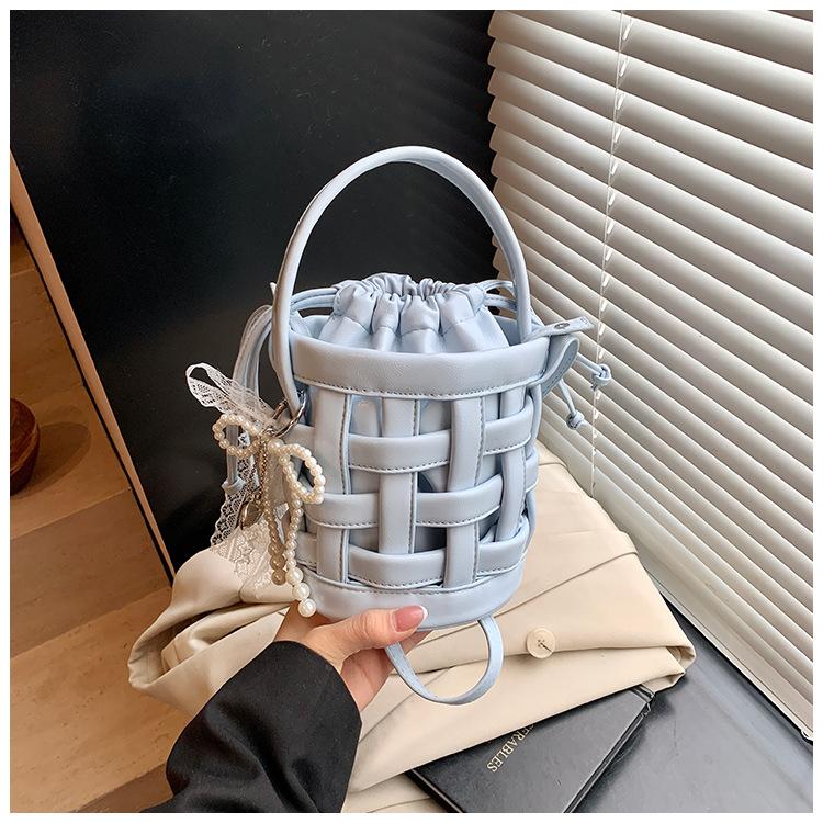 Modische gewebte kleine Tasche Damen Frühling und Sommer neu tragbare Bucket Bag Nische beliebt Umhängetasche