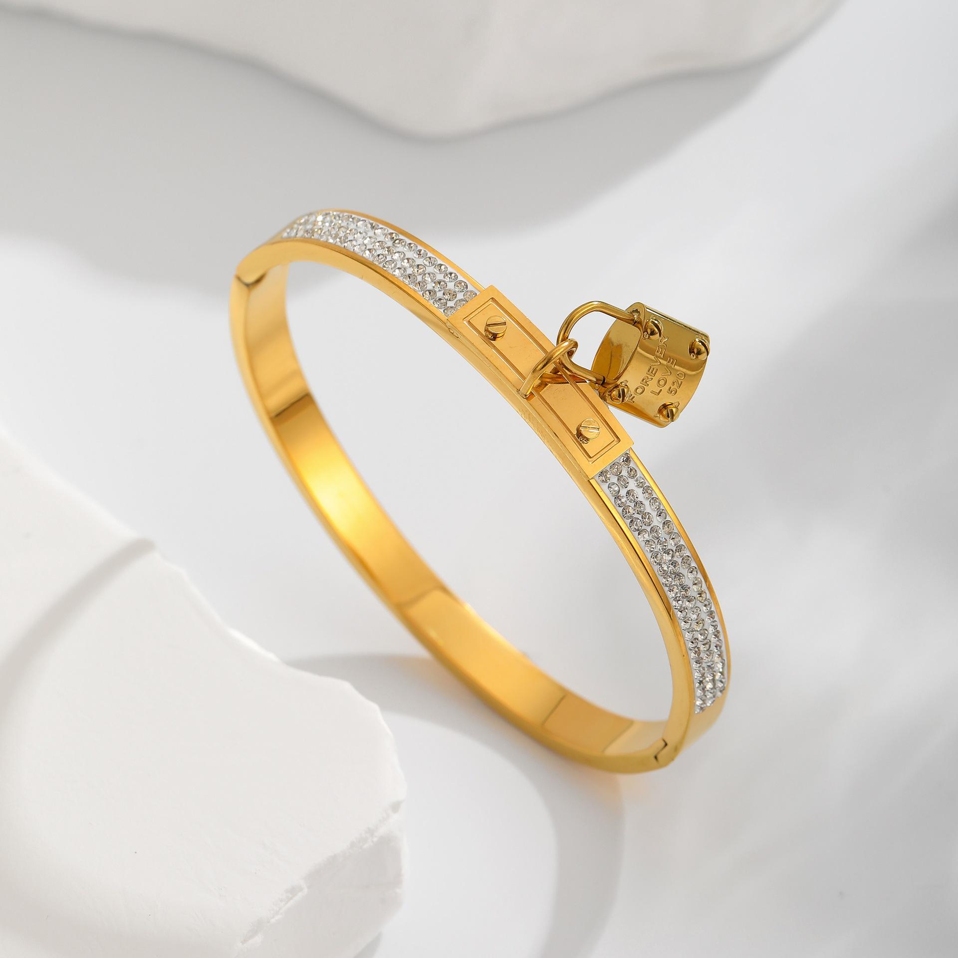 Популярный трансграничный браслет из титановой стали: Легкая роскошь LV Старый цветок V-замок Четырехлистник - Модный и универсальный 18K