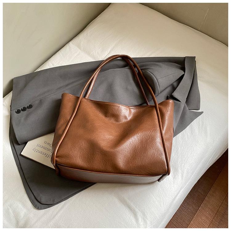 

Retro super fire tote bag large capacity 2025 new casual commuting to work shoulder bag simple underarm bag