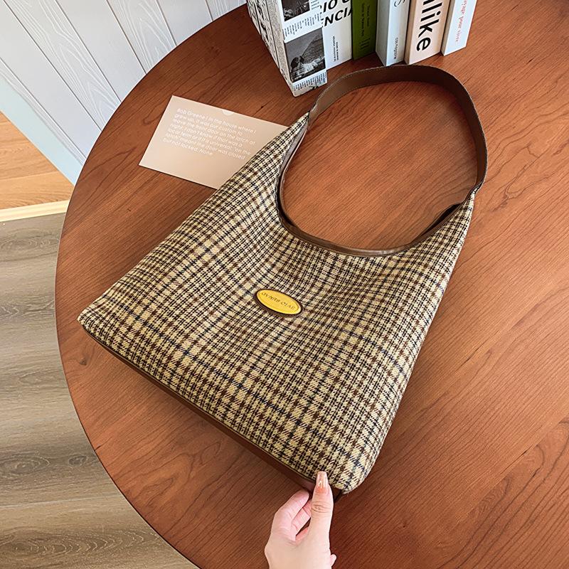 

Винтажная шерстяная клетчатая сумка-шоппер большой вместимости женская 2025 осень-зима новая универсальная сумка-тоут под мышкой хаки