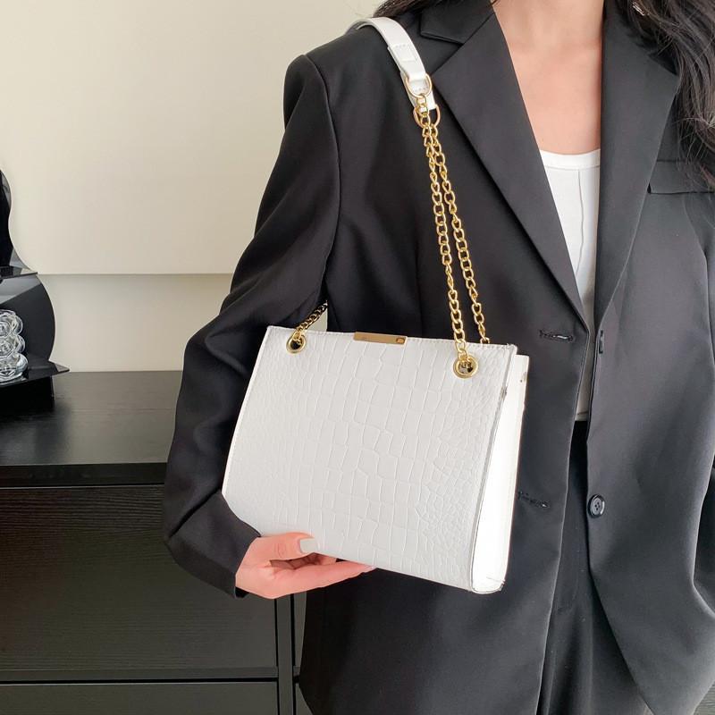 Stylish Women's Tote Bag Chic Chain Crossbody Fashionable And Sleek Handbag