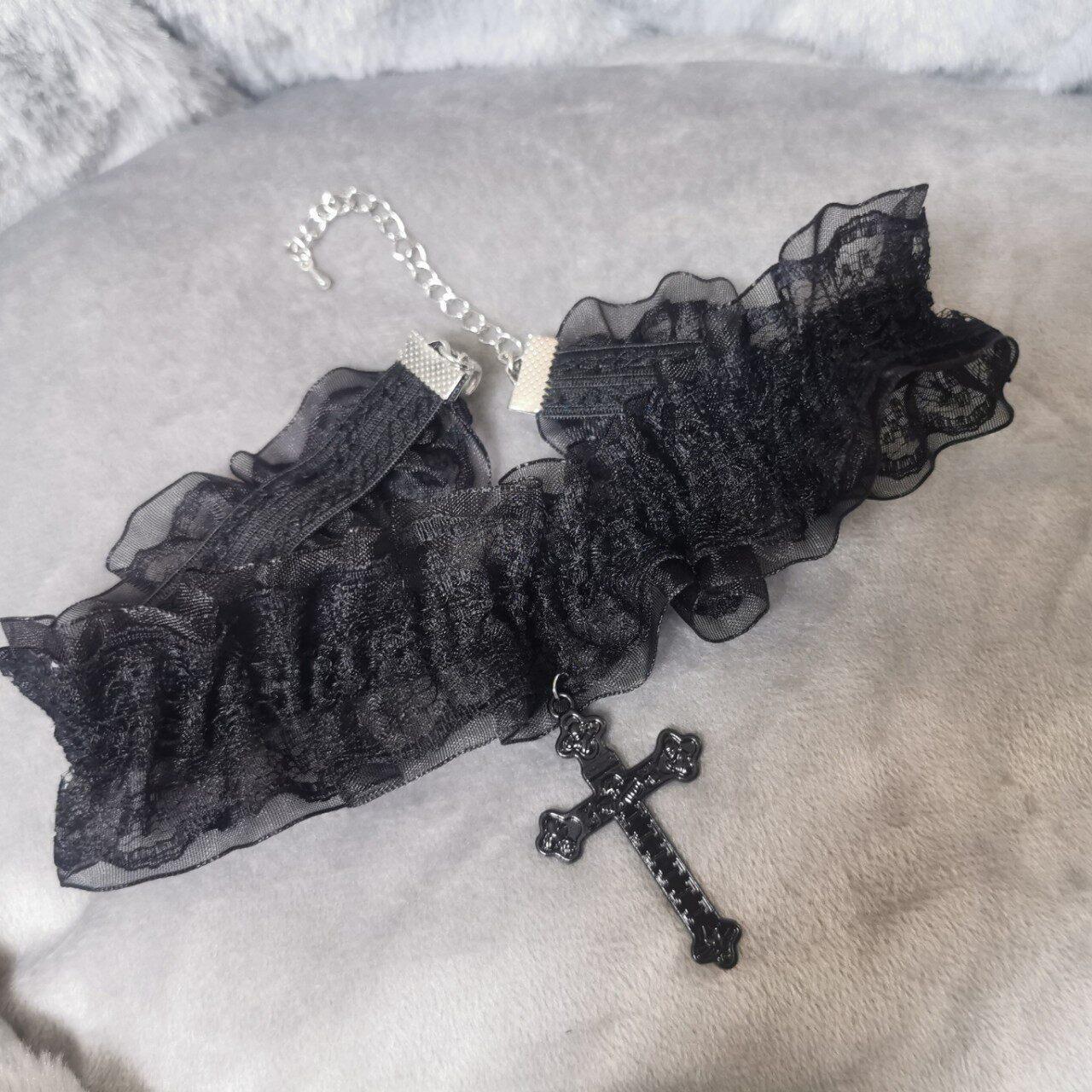 

Goth Floral Lace Choker Necklace for Women - Punk Ruffle with Cross Pendant, Elastic, Cute for Tea Party Prom чорний