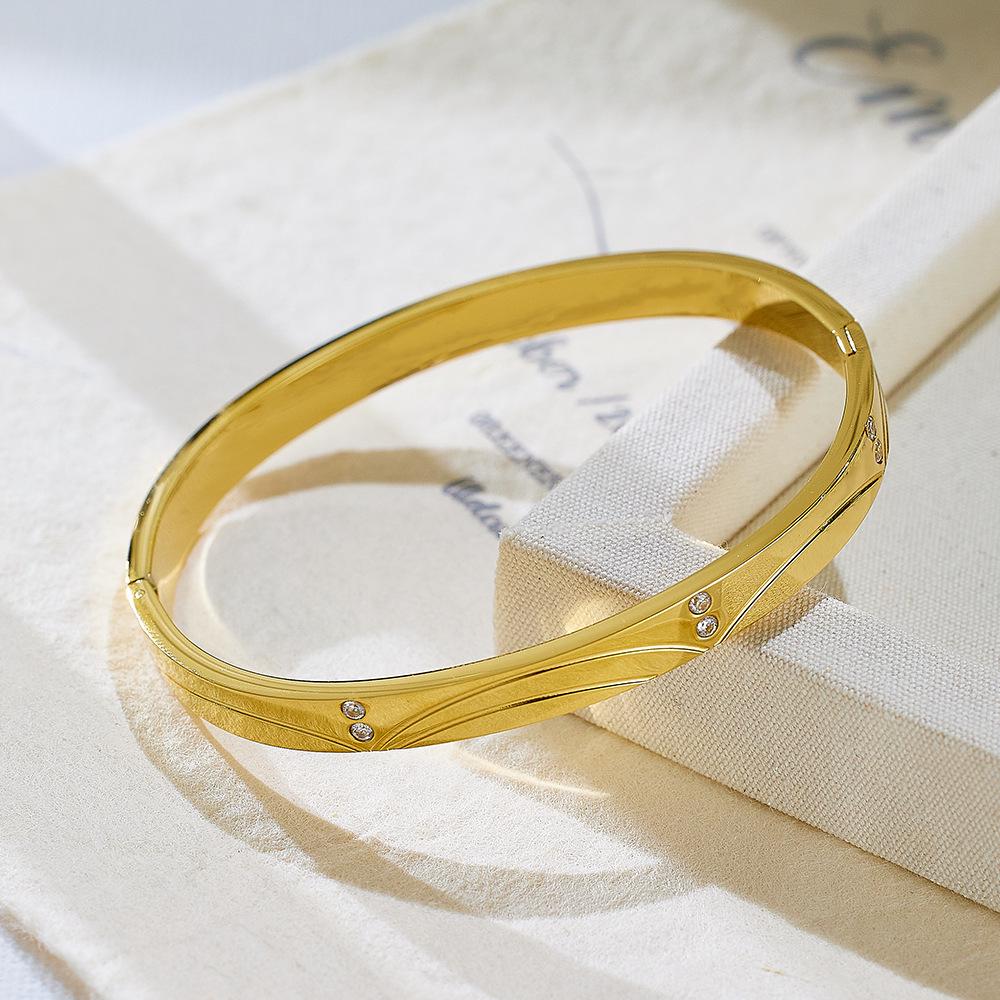 European Retro Zirconium & Titanium Bracelet - Fashionable, Versatile, Durable Gold Finish