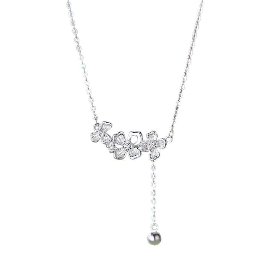 Ginkgo Leaf Tassel Necklace: Autumn/Winter Petal Pendant Clavicle Chain for Women, Versatile and Exquisite Style.