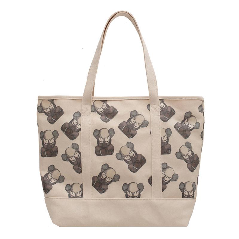 

Та же наплечная сумка, холщовая сумка, нишевая универсальная сумка-тоут, студенческая сумка большой вместимости KAWS в примерочной