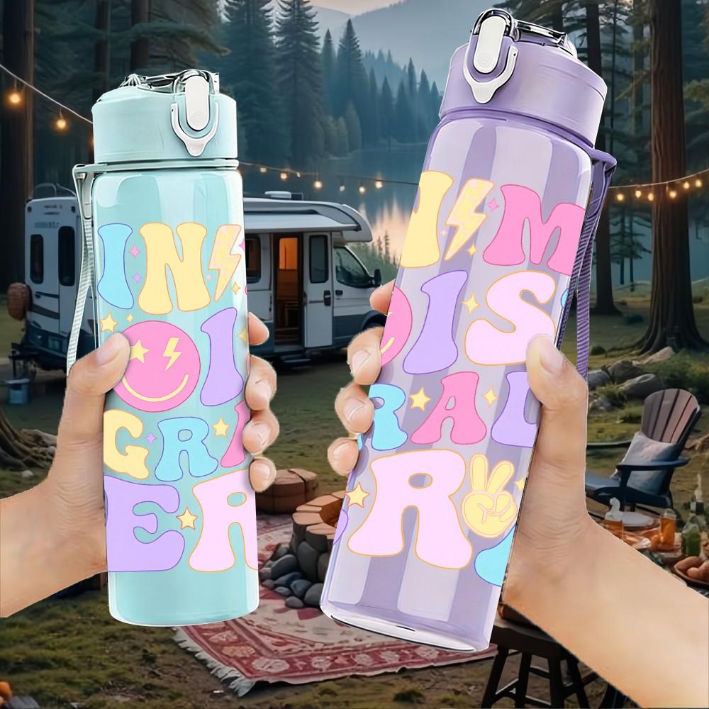 1PC I Am My Older Cras Grade Retro Text Print 750ml Color Plastic Sports Water Bottle Leakproof Flip Straw Lid Suitable for Sports Office Home Use