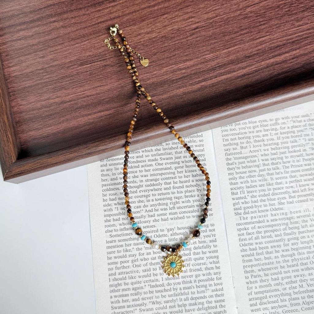 Bohemian Titanium Steel Clavicle Necklace - Maillard-Style Retro Design for Women, Light Luxury Autumn/Winter Accessory