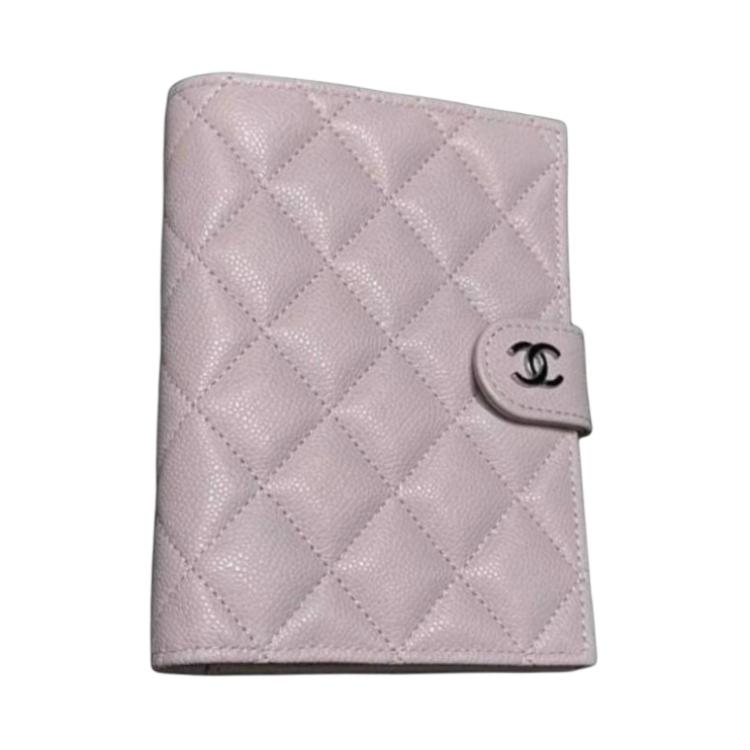

Chanel 26S Classic Double C Logo Quilted Grain Calfskin Passport Holder Women accessories Light-Purple AP3791-B15532-U8377 Gift Set(Basic Set+Box+Shopping Bag)