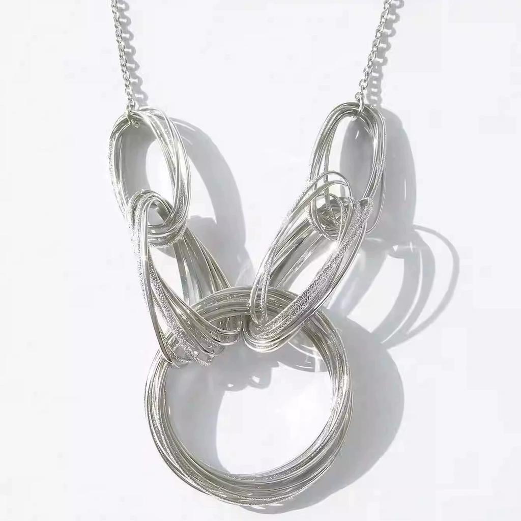 Zlatý přehnaný gotický vícevrstvý náhrdelník s kruhovým spojením, sváteční šperk na krk