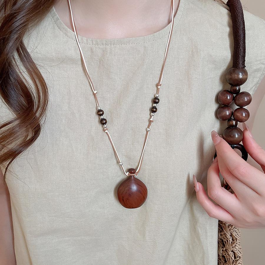 Wood chips irregular round square pendant necklace retro ethnic style collarbone chain design sense sweater chain women