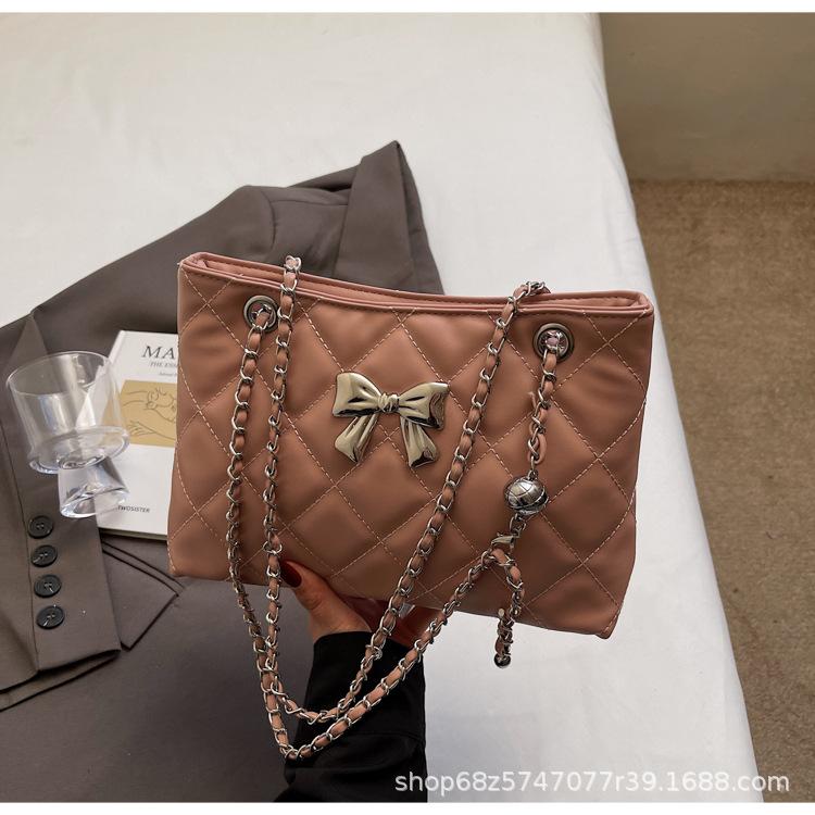 

This year, bow small bags are popular for women s 2025 new foreign-style versatile diamond chain single shoulder crossbody small square bag. рожевий