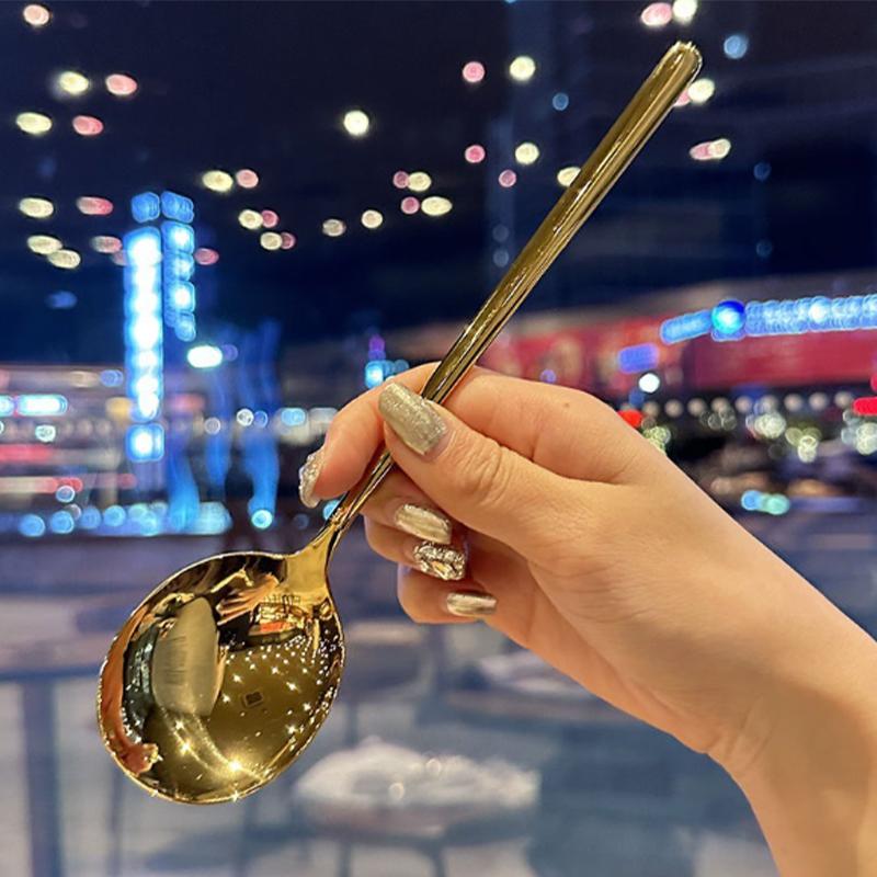 Łyżka okrągła ze stali nierdzewnej z dużą główką i siatką w kolorze czerwonym i złotym, z długim uchwytem do mieszania