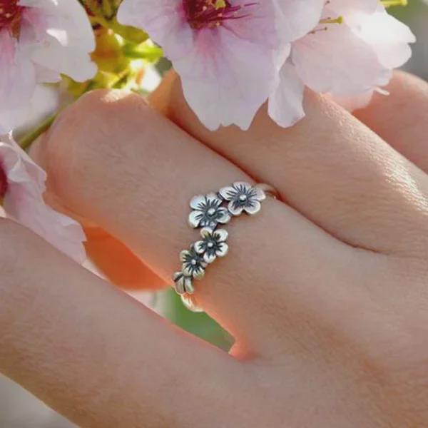 Hecheng Korean Silver Five-Petal Flower Ring: Retro, Simple & Elegant Student Style