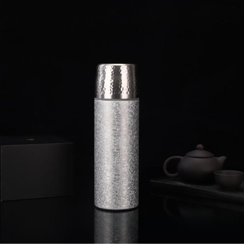 Neue Luxus-Isolierbecher aus reinem Titan mit Trennung von Tee und Wasser, gehämmertem Deckel, thermale Teetasse, High-End-Geschenkset für Zuhause & Geschäft
