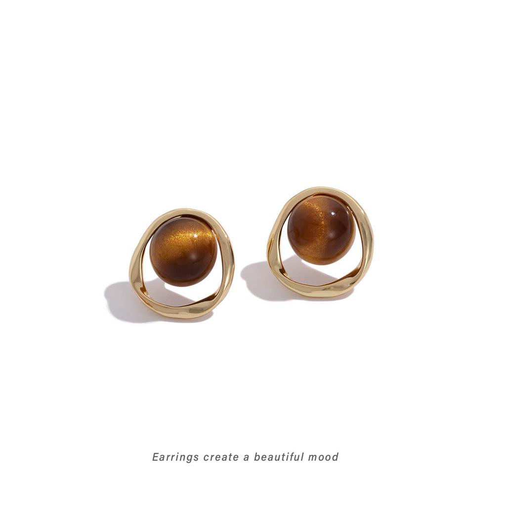 Hollow Tiger's Eye Clip-On Earrings: Retro, Elegant Design for Non-Pierced Ears