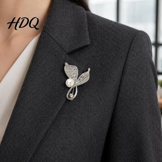 Elegant Leaf Brooch Pearl Brooch Rhinestone Decor with Strong Buckle Design Lapel Pin Fine Electroplating Sturdy Alloy Versatile for Coats And Bags