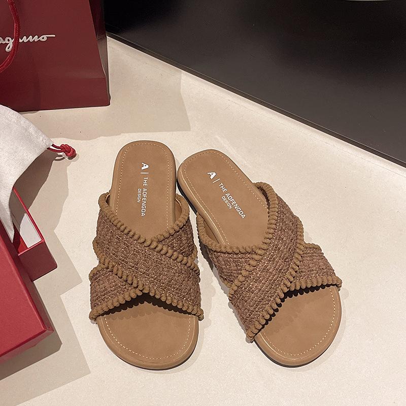 

Niche retro design cool slippers women soft bottom beach one-word sense vacation cool slippers giant 40 коричневий