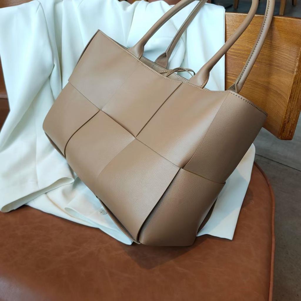 Foreign trade cross-border cowhide woven tote bag genuine leather 2026 new portable large bag shoulder bag large capacity armpit bag