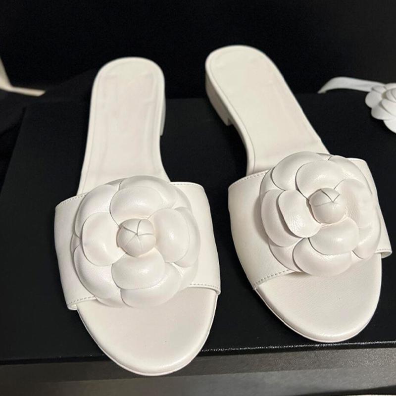 2025 Spring/Summer New Beach Vacation One Word Open Toed Flat Bottom Outerwear Camellia Slippers for Women