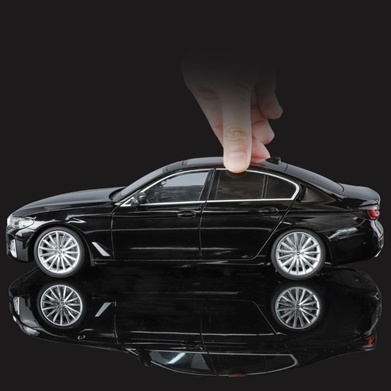 1/18 BMW 530 Li Alloy Miniature Car Model Diecast Metal Static Scale Model Car Collection Children Birthday Toy Car Vehicles